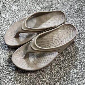 OOFOS Beige Comfort Sandals Size 8